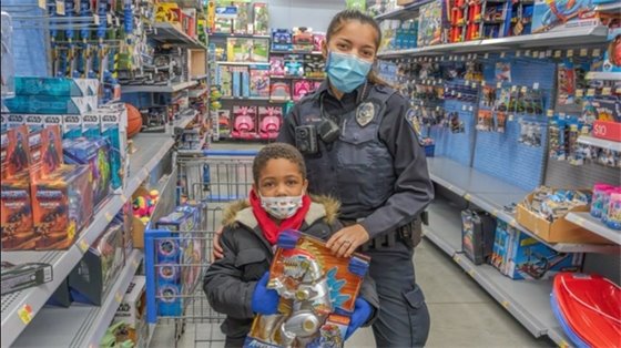 Roseville PD shops with kids for Christmas presents - December 8, 2021